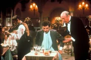 In einem sehr feinen und teuren Restaurant kommt Mr. Bean (Rowan Atkinson) mit den Tischsitten nicht zurecht.