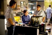 Jim (Matt Passmore, l.), Daniel (Jordan Wall, M.) und Carlos (Carlos Gomez) ermitteln im Mordfall Chelsea Baker.
