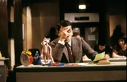 Mr. Bean (Rowan Atkinson) im Prüfungsstress: er kann mit den Aufgaben so gar nichts anfangen.