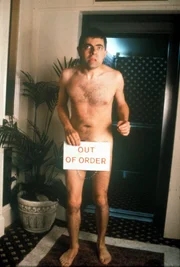 Mr. Bean (Rowan Atkinson) hat sich dummerweise aus seinem Hotelzimmer ausgesperrt.