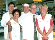 2. Staffel: Die 'Trispa'-Supermarkt-Crew, v.li.: Kevin Bongartz (Kevin Lorenz), Gisi Wiemers (Franziska Traub), Bernie Stemmer (Georg Alfred Wittner), Achim Schumann (Lutz Herkenrath), Rita Kruse (Gaby K&ouml;ster)