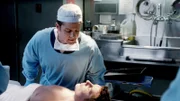 Dr. Morales (Jonathan Del Arco) untersucht die Leiche von Detective Mike Adams (Michael Harris) und stellt fest, dass der Detective mit Frostschutzmittel vergiftet wurde.