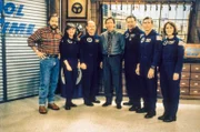 Richard Karn (Al, li.), Tim Allen (Tim, mi.) und die Crew des Space Shuttles Columbia.