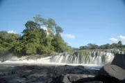 Die gefährlichen Stufen des Wasserfalls „Rewa“.