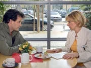 Freddy (Luca Zamperoni) macht sich Sorgen um die hochschwangere Kathrin (Andrea Kathrin Loewig). Er bittet sie, sich etwas zu schonen.