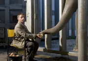 Cheftierpfleger Conny (Thorsten Wolf) kümmert sich auch nachts hingebungsvoll um die kranke Elefantendame Don Chung. Ein Geräusch lässt ihn aufschrecken.