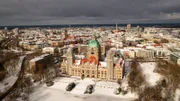 Schnee auch in der Landeshauptstadt, das Neue Rathaus im Sonnenschein, dahinter die City.