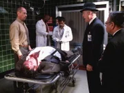 Dr. Macy (Miguel Ferrer, l.) verspricht dem Rabbi (Darsteller unbekannt), die Obduktion unter Aufsicht eines jüdischen Arztes durchführen zu lassen.