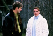 Sabrina (Katerina Jacob, r.) befragt Johann Kiening jun. (Marcus Mittermeier, l.), dessen Vater ermordet wurde.