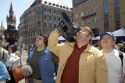 Volksauflauf auf dem Marienplatz mit einem lästigen Kameramann (Peter Rappenglück).