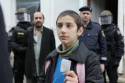 Gerhard Rühmkorf, Abdul Kadir Tuncel, Thomas Stipsits.- Der Bulgarische Junge (Abdul Kadir Tuncel) überreicht Eisner einen Zettel, auf dem steht, dass er laut Gesetz strafunmündig ist.
