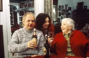 In der Pension feiern Sepp (Uwe Ochsenknecht, l.), Corinna (Julia Richter, M.) und Resi (Ruth Drexel, r.) den Erfolg des Baustopps.