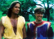 Hercules (Kevin Sorbo, li.) wird von Prinz Nestor (Johnny Blick) zum Fest des Dionysos begleitet.