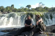 Rainer Bergomaz und Yung Sandy Wildwasser, Wasserfall „Rewa“, erschöpft, aber zufrieden mit dem Zwischenergebnis, der Weg geht weiter, zum Hauptziel – die Harpyie zu finden.