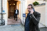 Benedikt Beissl (Andreas Giebel, r.) und Jerry Paulsen (Peter Marton, l.) telefonieren vor der Polizeistation.