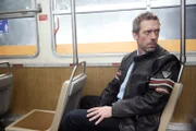 House (Hugh Laurie) versucht sich mittels Hypnose an die Ereignisse, die zu seiner Verletzung führten, zu erinnern. Dabei sieht er sich in einem Bus voller Menschen und er weiß, dass ein Fahrgast sterben wird, doch er kann das Gesicht der Person nicht erkennen...