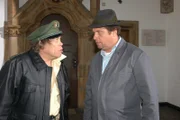 Uniform getauscht: der Hausmeister vom Rathaus (Klaus Stiglmeier) und Polizist Xaver Bartl (Andreas Giebel).