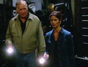 Für Jordan (Jill Hennessy) und ihren Vater Max (Ken Howard) steht eines fest: Der Brand war kein Unfall.