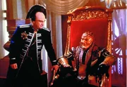 G'Kar (Andreas Katsulas, re.) offenbart Mollaris (Peter Jurasik), dass er es nicht wert sei, Imperator der Centauri zu werden.
