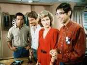 Die Fernsehredakteurin Jessie (Joan Sweeny) hat Nick (Joe Penny, li.), Cody (Perry King) und Murray (Thom Bray, re.) engagiert, um den prominenten Gast einer Talkshow zu beschützen.