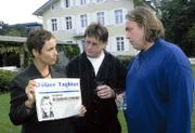 Sabrina (Katerina Jacob, l.) befragt Hans Frühwein (Mathias A. Freund, M.) und Herrmann Trost (Oliver Nägele, r.) zu der verstorbenen Irmgard Paal.