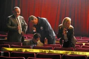 Captain Jim Brass (Paul Guilfoyle), Gil (William Petersen, M.) und Catherine (Marg Helgenberger) werden ins Kino gerufen. Ein Gast wurde während der Vorstellung ermordet.