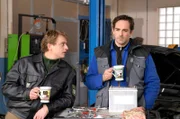 Bei einem Kaffee berichtet Mike seinem Freund Anderl von seinen Problemen. Von links: Anderl Ertl (Florian Fischer) und Mike Preissinger (Harry Blank).
