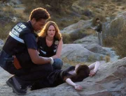 In der Wüste finden Warrick (Gary Dourdan) und Sara (Jorja Fox, 2.v.l.) die Leiche eines jungen Mannes und eine Meile entfernt, die Leiche einer jungen Frau (Jill Noel). Beide sind festlich gekleidet und auf Decken gebettet.