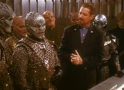 Sheridan (Bruce Boxleitner, re.) wirft dem Botschafter der Drazi (Kim Strauss, li.) vor, dass sein Volk hinter den Angriffen der Raiders steckt.