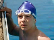 Nils Jürgens (Pascal Andres) ist ein riesiges Schwimmtalent. Er trainiert ehrgeizig für Olympia 2012.