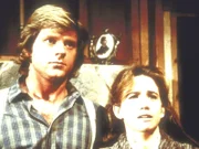 Almanzo (Dean Butler, l.) und Laura (Melissa Gilbert, r.) erfahren, dass ihre Tochter Rose an Pocken erkrankt ist.