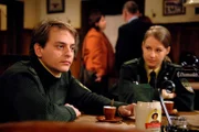 Polizist Anderl (Florian Fischer) trinkt mit seiner Kollegin Renée (Marion Schneider) einen Espresso im Brunnerwirt.
