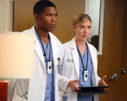 Aufgrund der schlechten Blutwerte von Dr. Webber schlägt Leah (Tessa Ferrer, r.) vor, ihm Antibiotika zu verschreiben.Kann Shane (Gaius Charles, l.) den Patienten überreden, das Mittel einzunehmen?