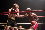 Der talentierte Amateur-Boxer Jeb Cornish (Chris Gordon, l.) bekommt die Chance gegen den erfolgreichen Devon Hoyle (Mens Sana Tamakloe, r.) zu kämpfen. Wird er sich beweisen können?