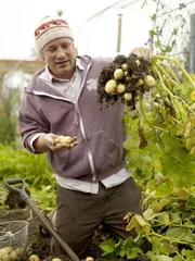 (1. Staffel) - Jamie Oliver hat den Garten seines Hauses in Essex in ein grünes Paradies verwandelt und zeigt, wie einfach jeder selber Gemüse anbauen kann.
