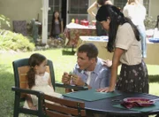 Matt (Matthew Marsden, M.) unterhält sich mit Anna (Lela Loren, r.) und ihrer Tochter Sari (Layla Wheeler, l.).
