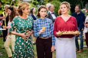 Toni (Diana Amft, re.) und Heidi (Margarita Broich, li.) nehmen Mia (Linda Stockfleth) in der Kupferkanne auf.