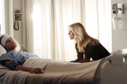 Calleigh (Emily Procter) macht sich große Sorgen um Eric (Adam Rodriguez), der mit einer schweren Schussverletzung im Krankenhaus liegt.