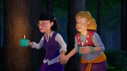 Frau Chen und Gwendolyn fürchten sich vor den gruseligen Geräuschen im Wald.