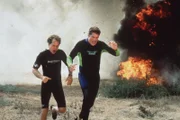 Craig (Parker Stevenson, l.) und Mitch (David Hasselhoff) sind aus Versehen auf einen Truppenübungsplatz geraten.