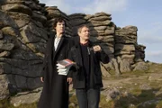 Sherlock Holmes (Benedict Cumberbatch, l.); Dr. John Watson (Martin Freeman, r.)
