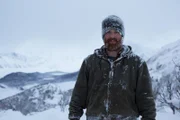 Kaleb Rowland jagt in den nahe gelegenen Bergen von McCarthy auf Schneehühner. (National Geographic/Simeon Houtman)