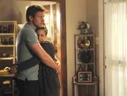 Jim (Matt Passmore) tröstet Callie (Kiele Sanchez), der es schwer fällt, ihren Sohn Jeff ziehen zu lassen.