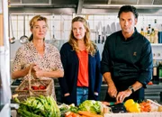 “Meine Mutter macht mich fertig” Heidi (Margarita Broich, l.), Toni (Diana Amft, m.), Rufus (Stephan Luca).