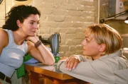 Mona (Anja Beatrice Dukas) versucht Jule (Anke Rähm) dazu zu bringen, wieder auf Nadja einzugehen.