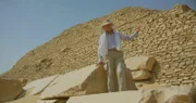 Der französische Ägyptologe Audran Labrousse vor einer Pyramide der Nekropole Sakkara.