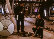 Bo (Lawrence LeJohn, li.) und Mack (Raymond O'Connor) reparieren in einem der zahllosen Wartungsschächte ein Relais.