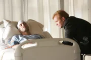 Horatio (David Caruso, r.) hat den angeschossenen Eric (Adam Rodriguez) in Windeseile ins Krankenhaus gebracht und weicht nicht von dessen Seite, während die Ärzte um Erics Leben kämpfen...