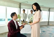 Auf dem Weg in ihr Heimatland Japan macht Daniel (Tobias van Dieken) Anna (Agnes Decker) einen Heiratsantrag.