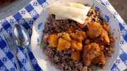 Ein kubanisches Festessen: Moros y Cristianos - Reis mit schwarzen Bohnen, Schweinefrikassee und Maniok